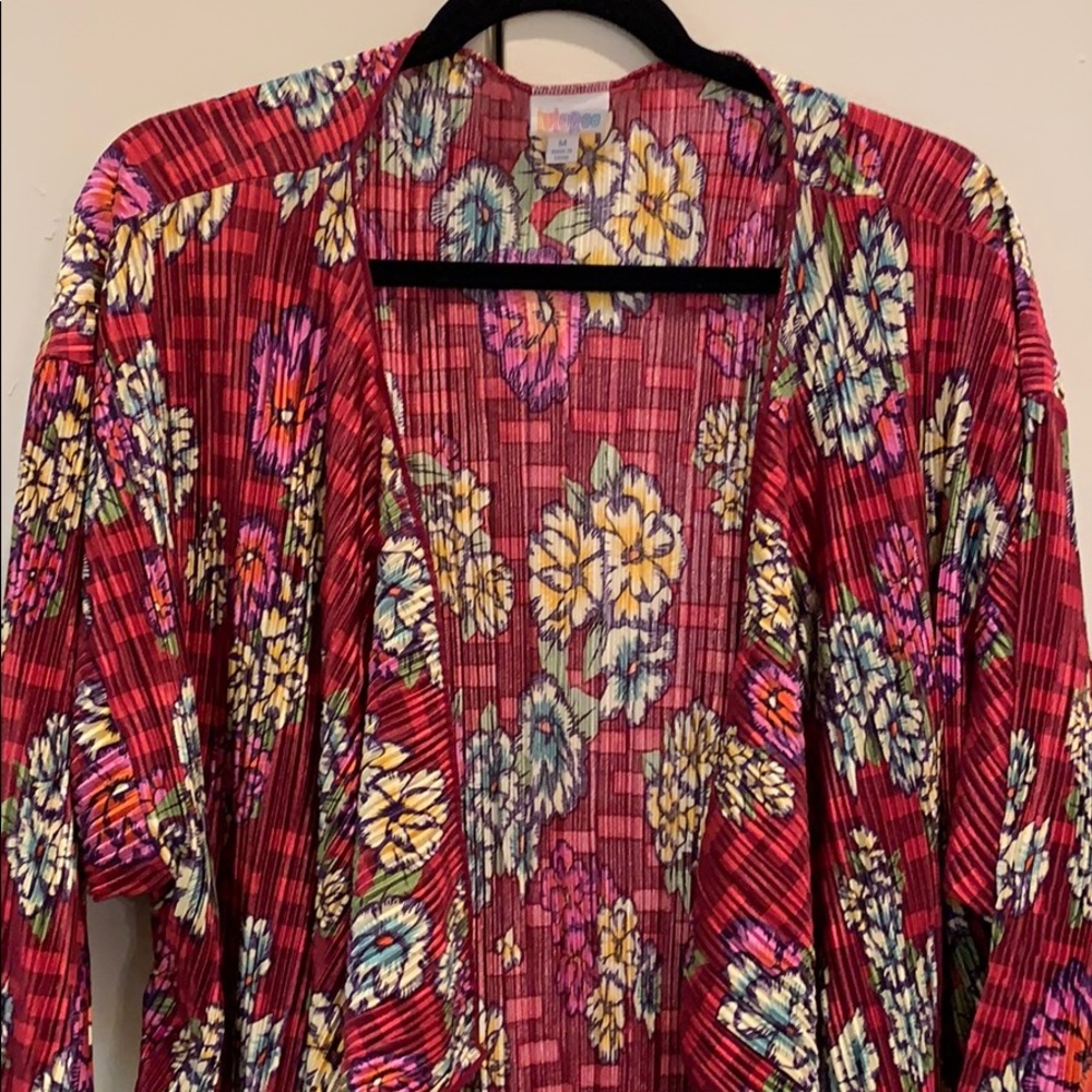 LuLaRoe Shirley Kimono. Slinky floral. Size M